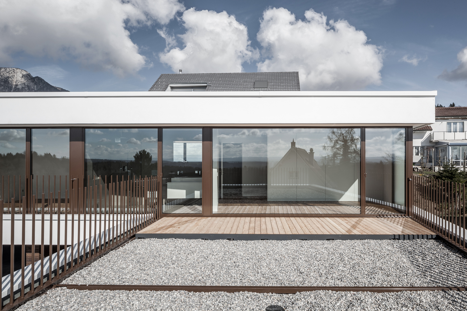 瑞士山坡上的 L 形家庭住宅-43