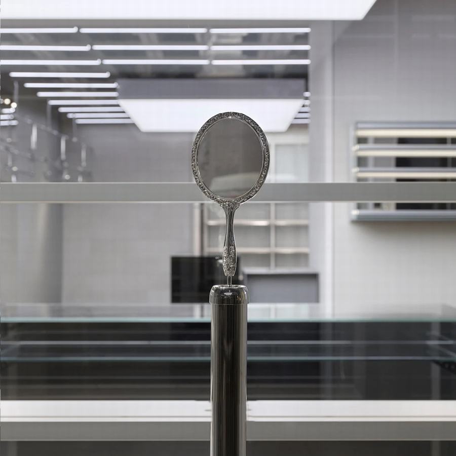 巴黎世家与安德鲁·j·格林的创新合作,通过”永恒符号”系列作品，重新诠释了巴黎世家的标志性风格 - 米尚丽零售设计网 MISUNLY- 美好品牌店铺空间发现者-4