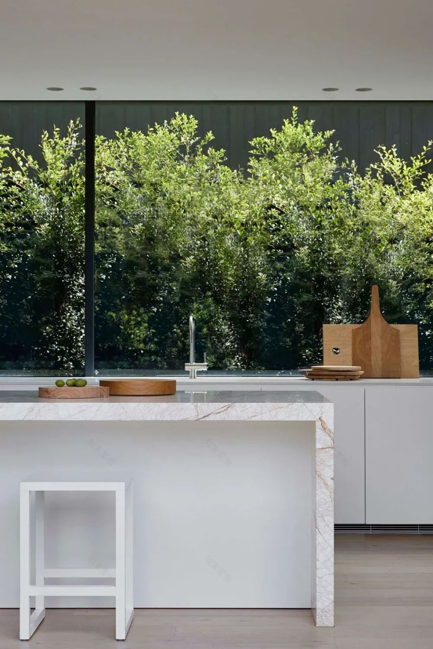 墨尔本 U 型现代别墅 | 坚固与温暖的二元探索-19