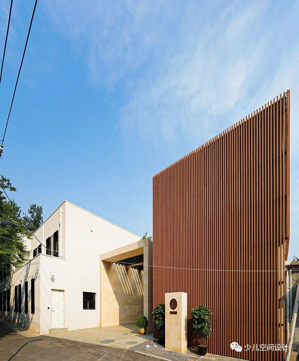 自然的木材，真正的草坪。这是一所和自然相接触能得到成长的园舍。-6