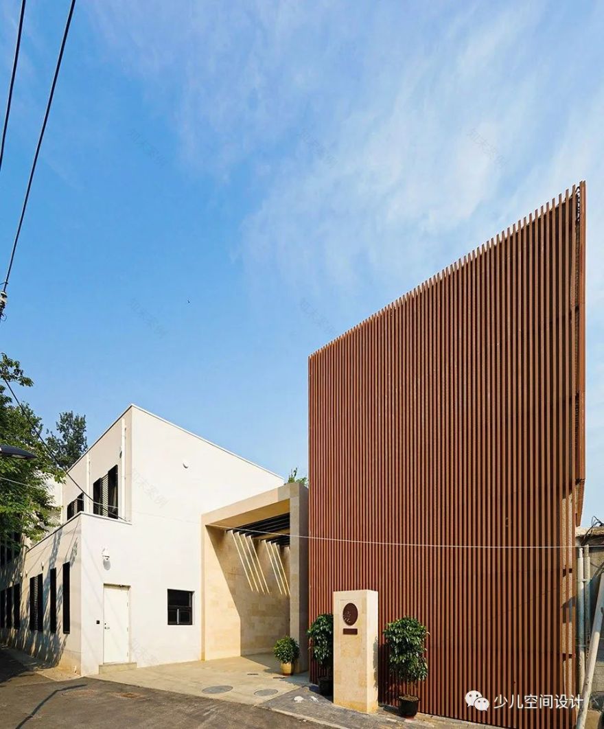 自然的木材,真正的草坪。这是一所和自然相接触能得到成长的园舍。-6