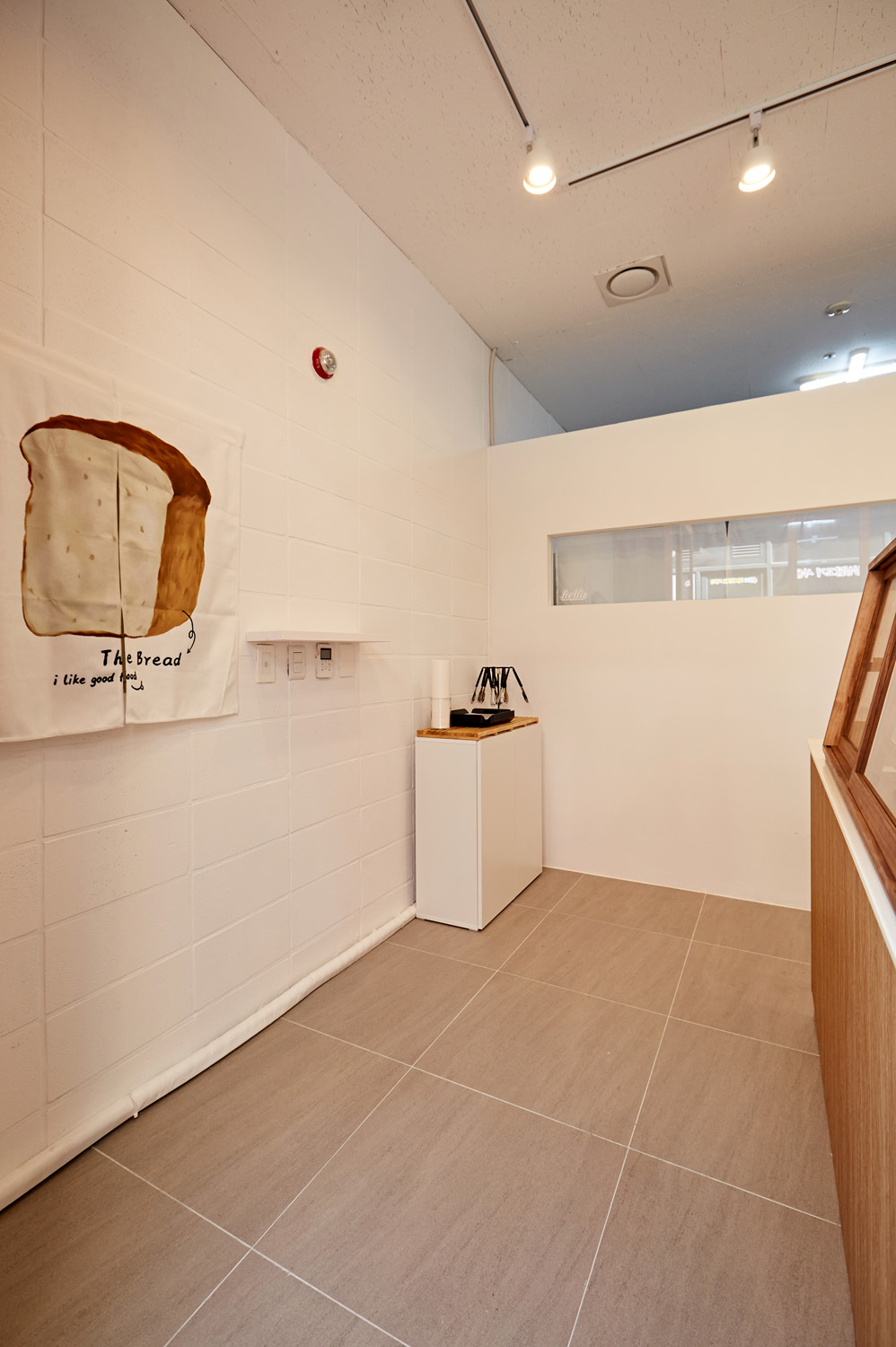 白色与木质，12 平小空间变身温馨面包店-10
