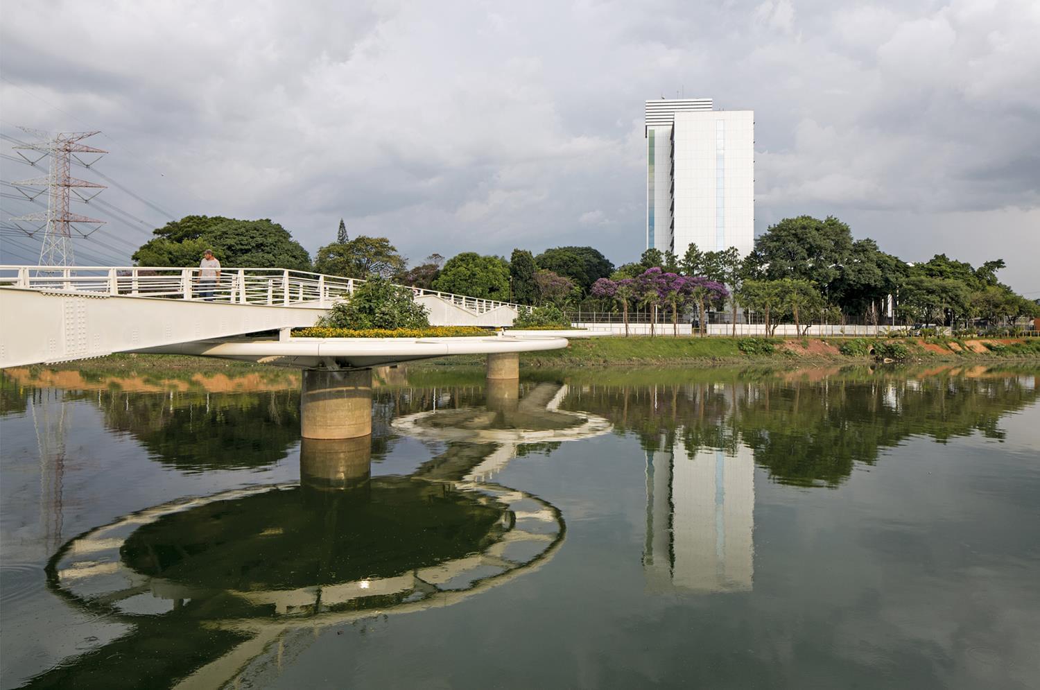 Guarapiranga 运河上的浮动环形 passarela-7