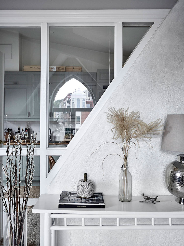 独特拱窗的斯堪的纳维亚风格阁楼公寓-11