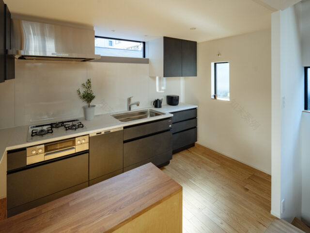 新宿の家 隙間の光明丨日本京都丨キトキノアーキテクチャ(小林玲子)-76