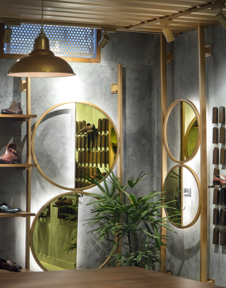 融合建筑美学的奢华鞋店设计-35