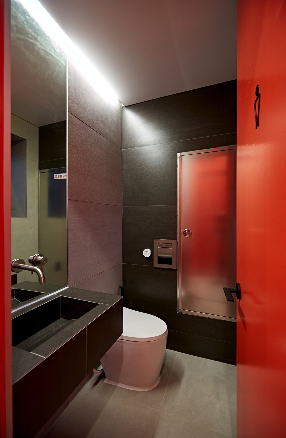 红色螺旋楼梯夺目，55 平 IT 公司办公室设计-16