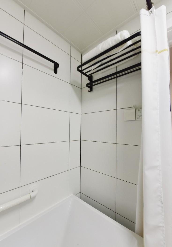 绿色皮质沙发打造小空间客厅，金属质感吊灯烘托餐厅气氛-38