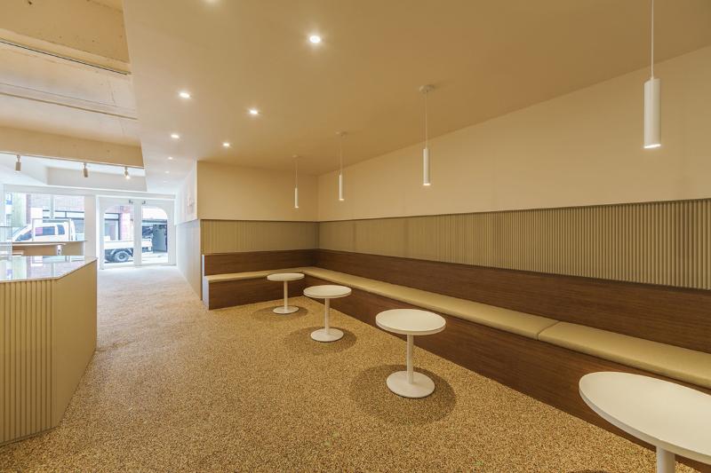 二十平米打造简约清新咖啡空间-5