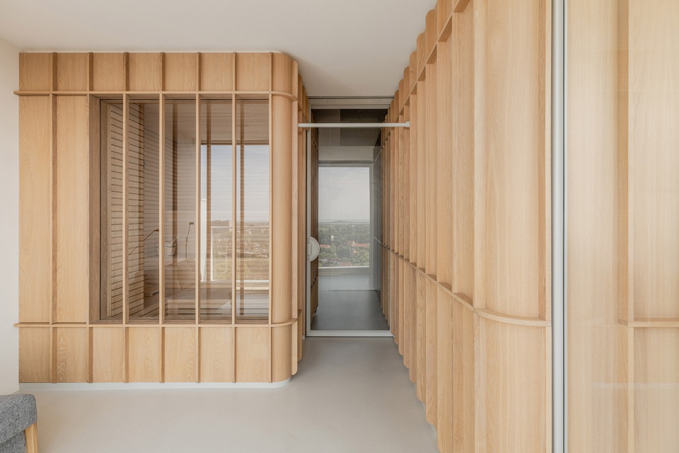 荷兰海滨顶层公寓 | 全景视野与橡木空间的完美融合-31