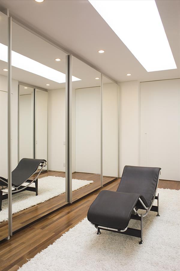 巴西 Isis Chaulon 设计的狭长住宅，引入自然光与绿意，打造温馨家居-8