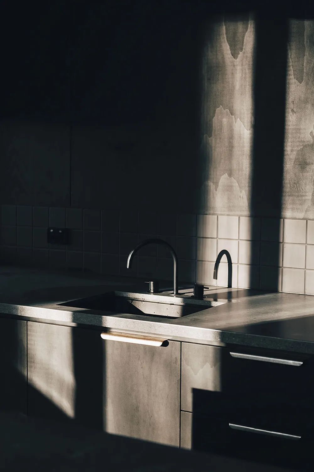 暗黑系别墅 · 光与影的协奏曲丨澳大利亚霍巴特丨Hearth 室内建筑和设计工作室-13