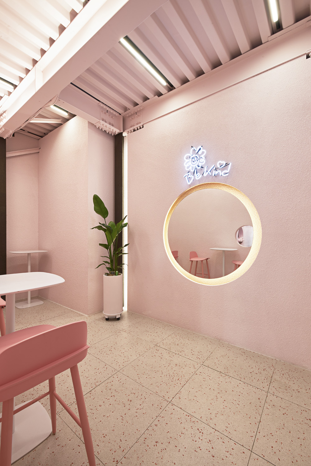 粉色调的 55 度果汁店 | 温馨与潮流的完美融合-9
