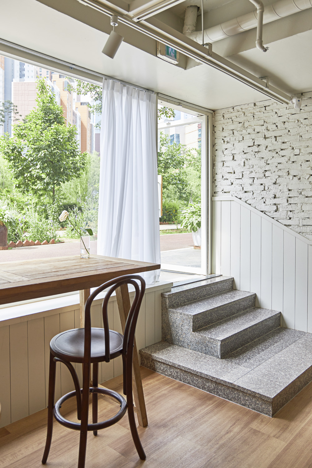 白色木纹打造舒适 50 平咖啡厅空间-12