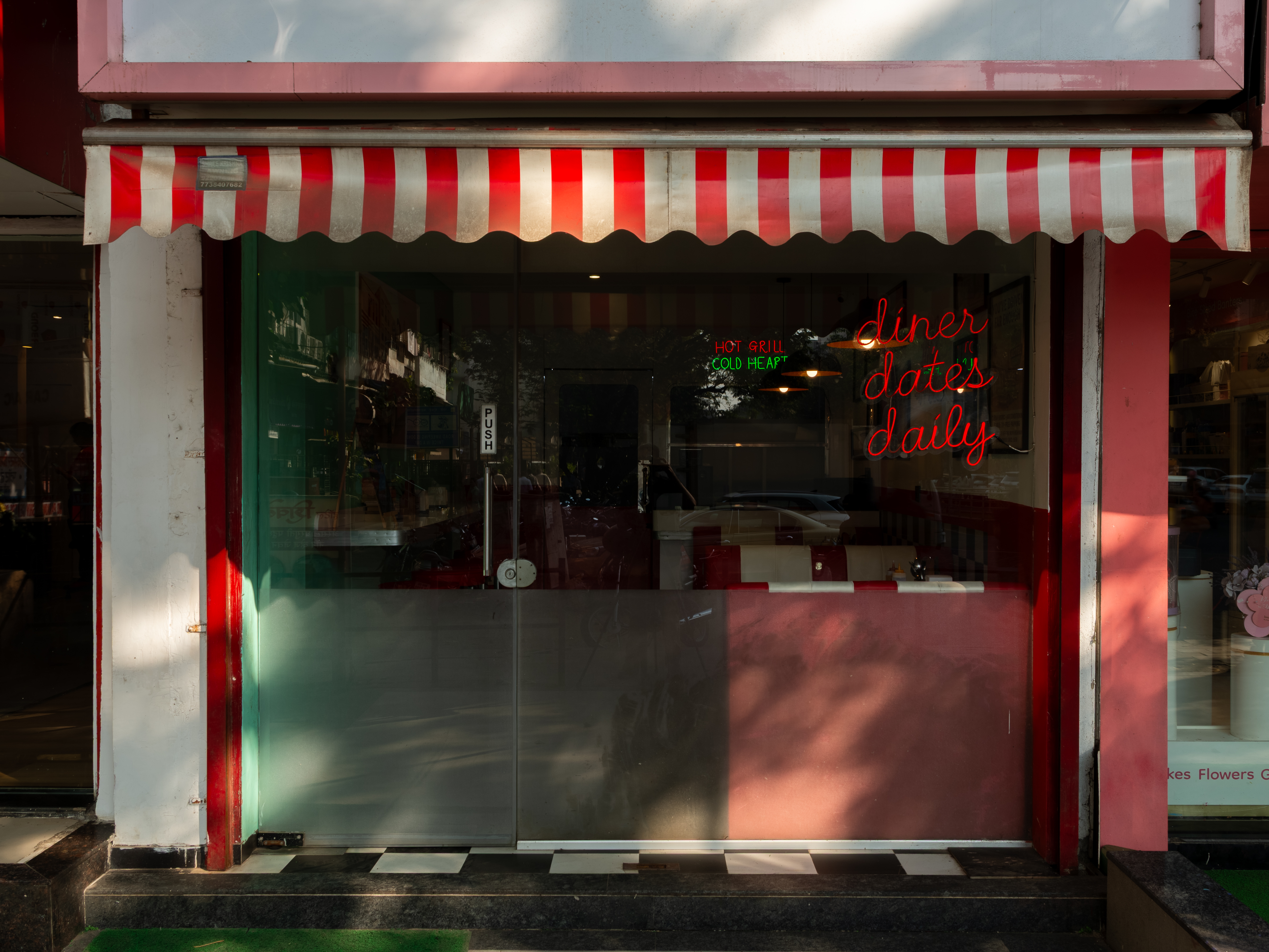 粉色凯迪拉克美式餐厅丨HungaryVas-3