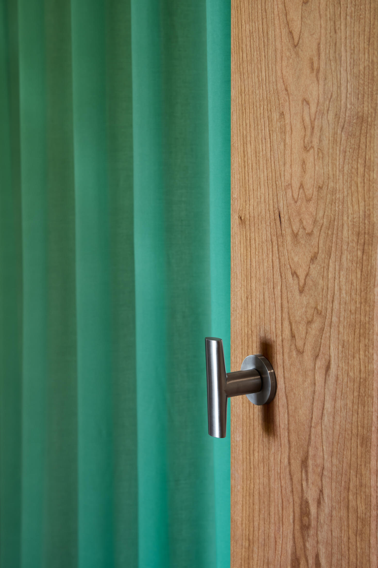 Mid-Century Vibes in Modern Dubai: Al Barari Apartment by Bone Studio.-46