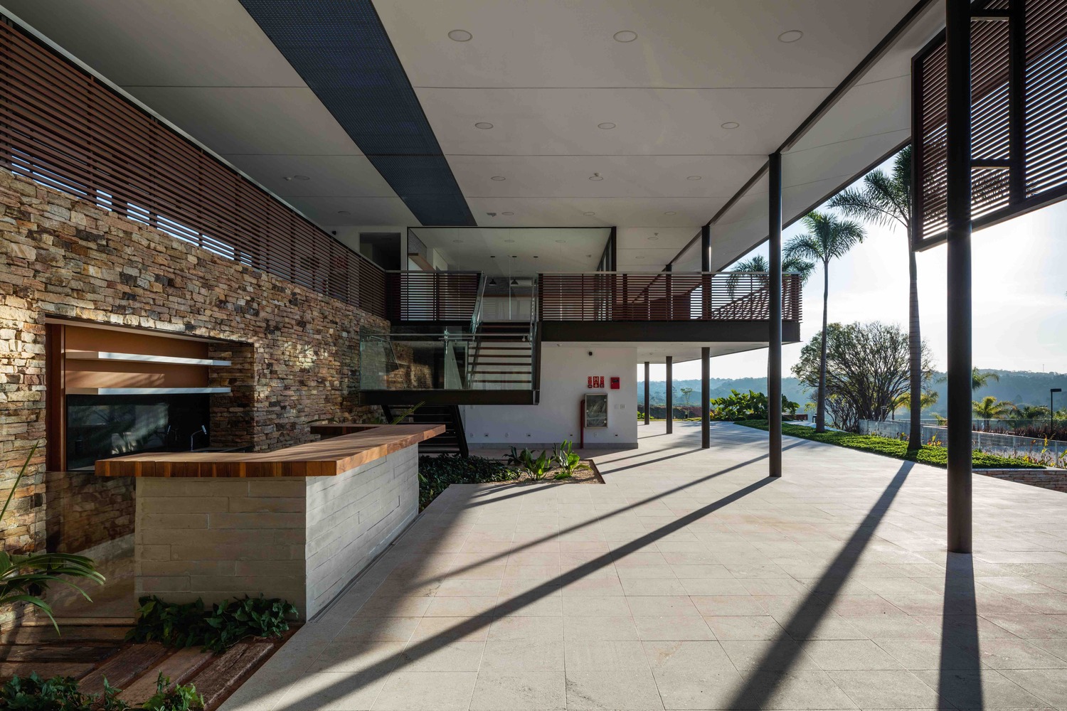 巴西自然景观中的社交俱乐部总部-60