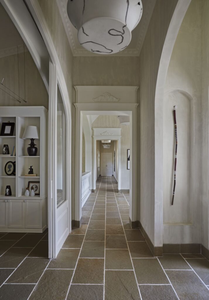 鸡蛋花庄园

注：Frangipani常见指鸡蛋花 ，Estate有庄园、地产等意思，结合语境这里翻译为鸡蛋花庄园较为合适 丨FADD Studio-48