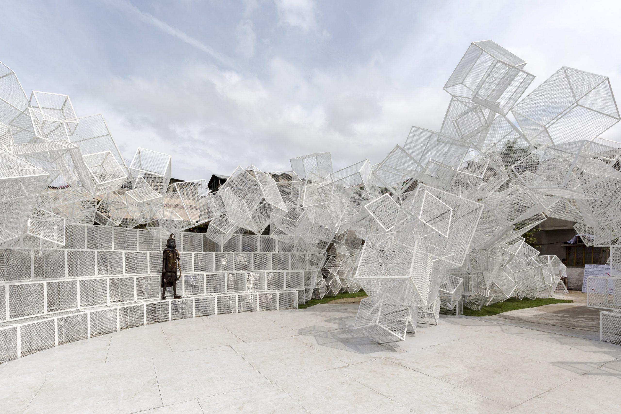 印度杜尔迦女神节临时装置，受困的飞鸟 / Abin Design Studio-18