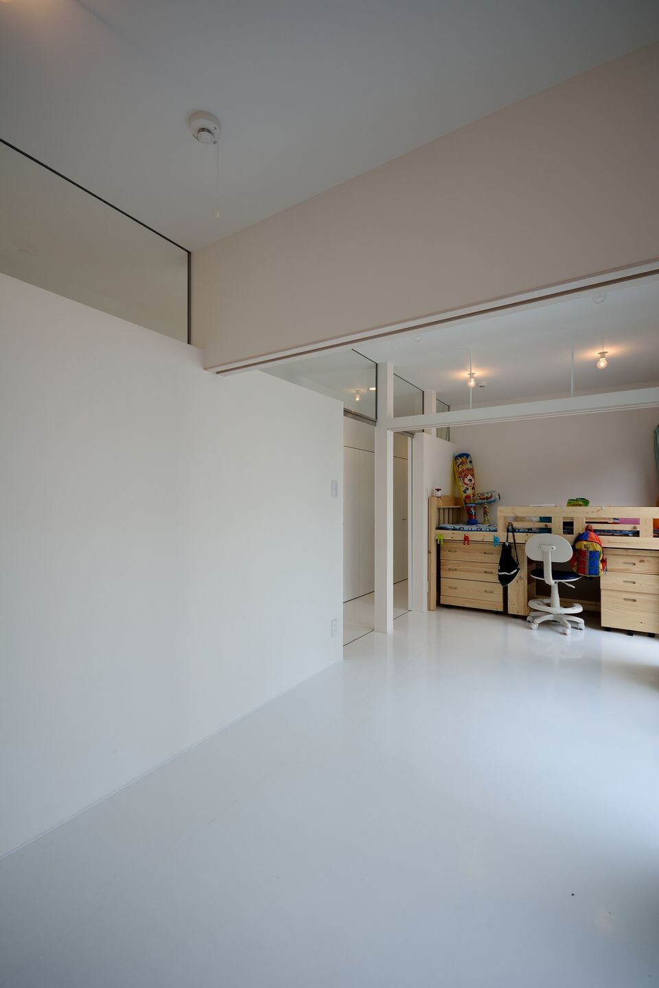 日本长型场地上的简约木质住宅-21