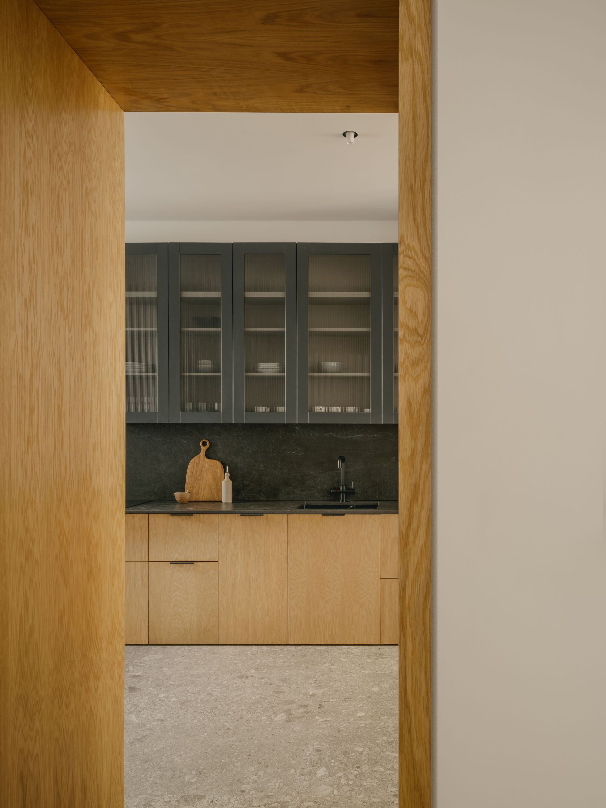 光隙间洒下光影的家庭住宅(注:komorebi是日语外来词,指从树叶缝隙间洒下的阳光) 丨英国伦敦丨ConForm Architects-59