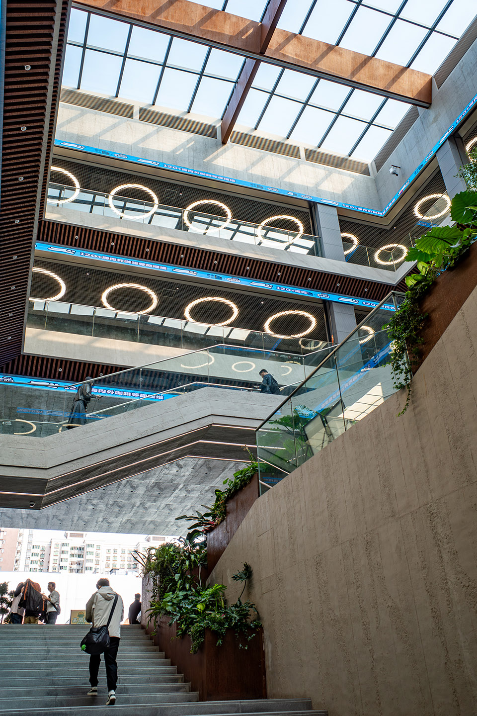 广州中大门「城市之丘THE HILLS」丨中国广州丨竖梁社悬亮子工作室-43