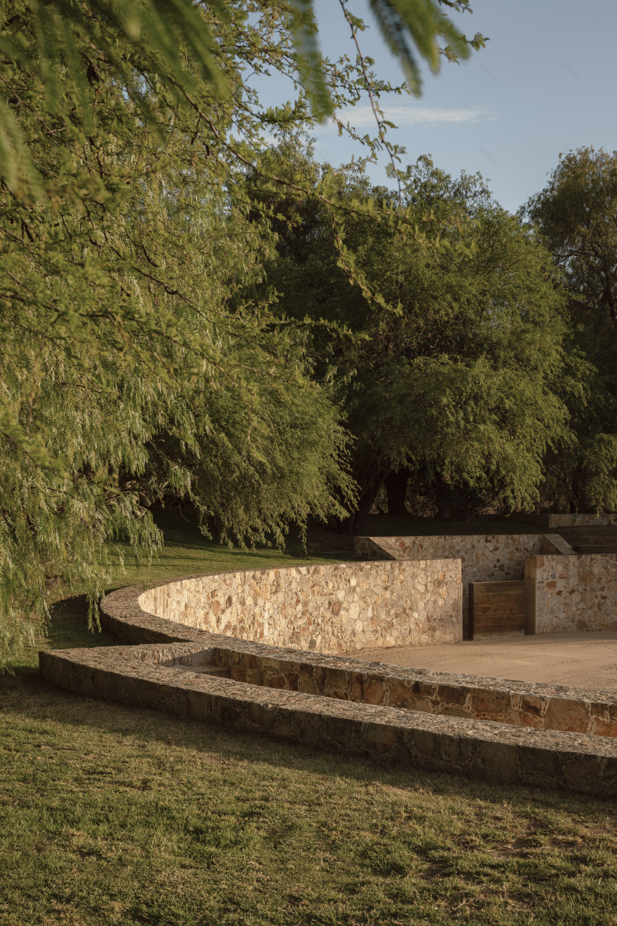 桑蒂利亚农场,宇宙(注:Cosmos常见含义为宇宙 ,但可能结合特定语境有其他更合适的表意,若这里Cosmos为特定名称,因缺乏更多信息,难保证是最精准表意) 丨墨西哥-10