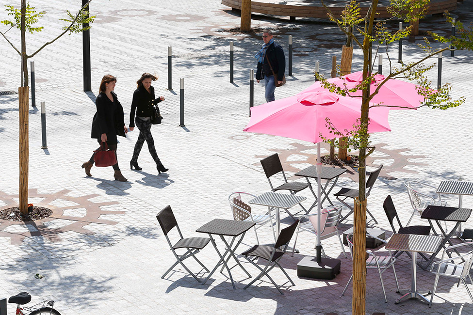 法国城市翻新之作 · 金属齿轮嵌入广场,激活历史古城-10