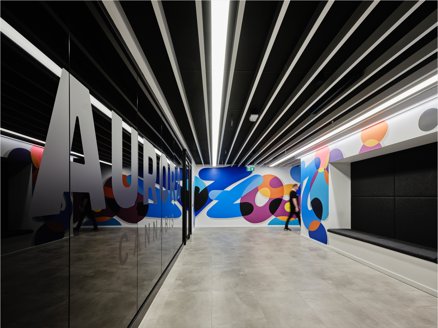 加拿大最大购物中心里的 Aurora Cannabis 旗舰店-13