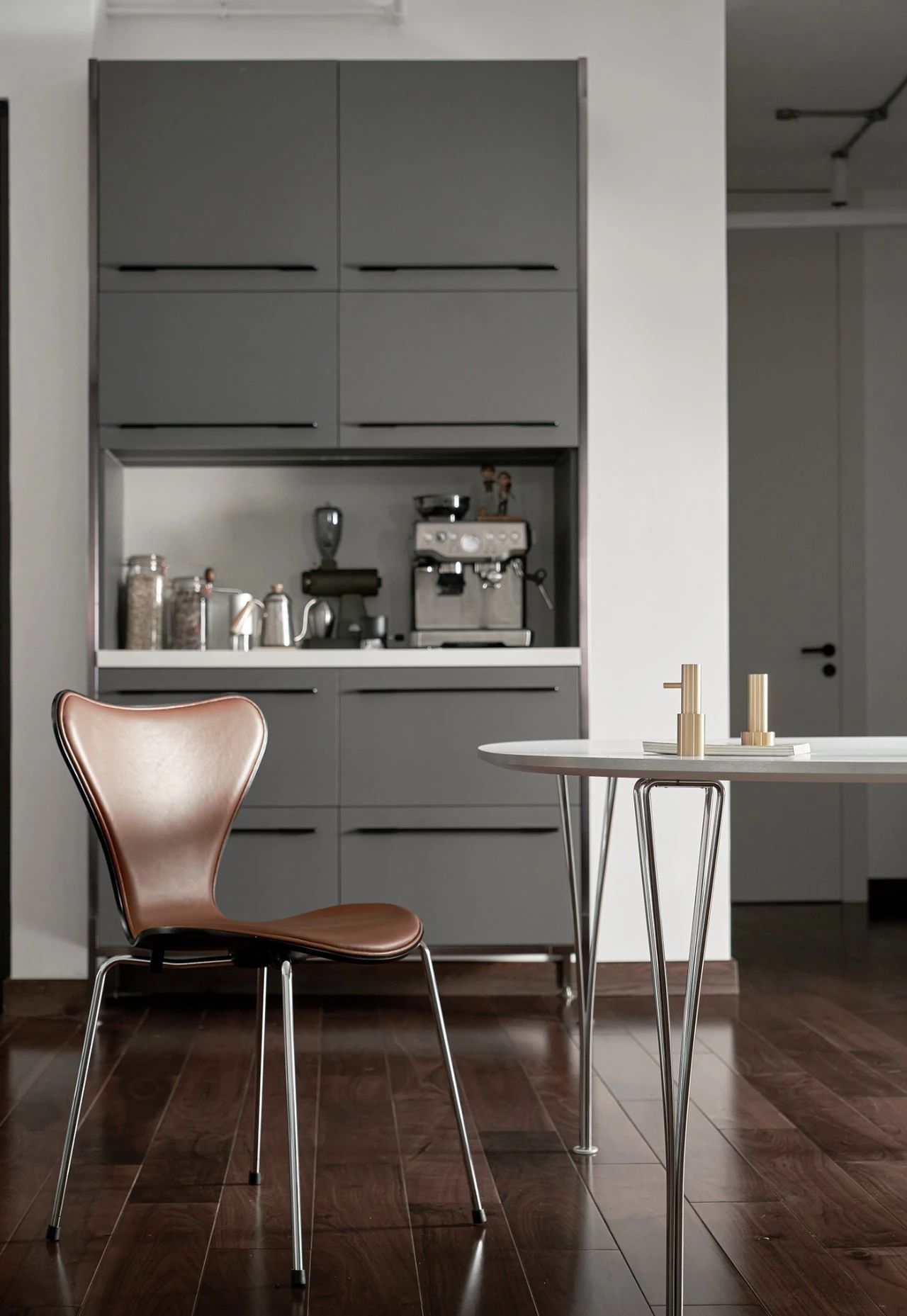 白色简约单身公寓室内设计丨注重人文情怀的现代室内设计社-17