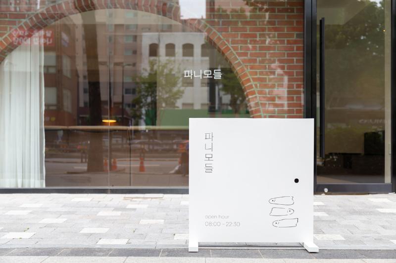 25 坪温暖氛围的白色与木质调咖啡馆设计-18