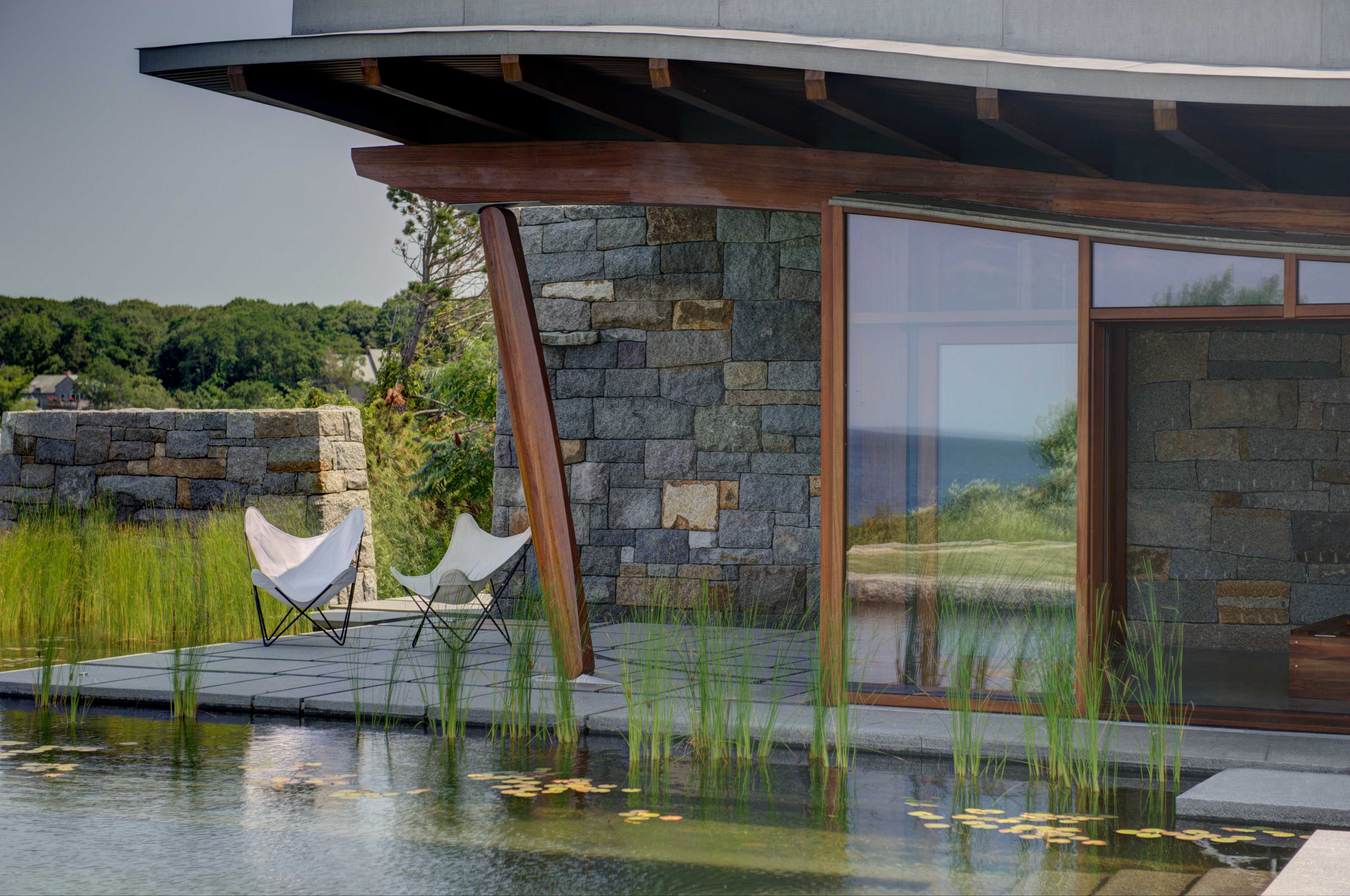 悬崖之上的绿色泳池住宅-15