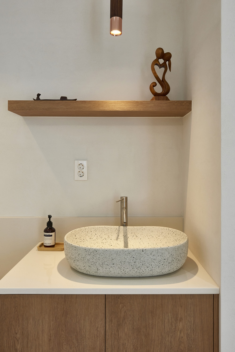 白色与木质，打造宁静的 34 平米瑜伽空间-23