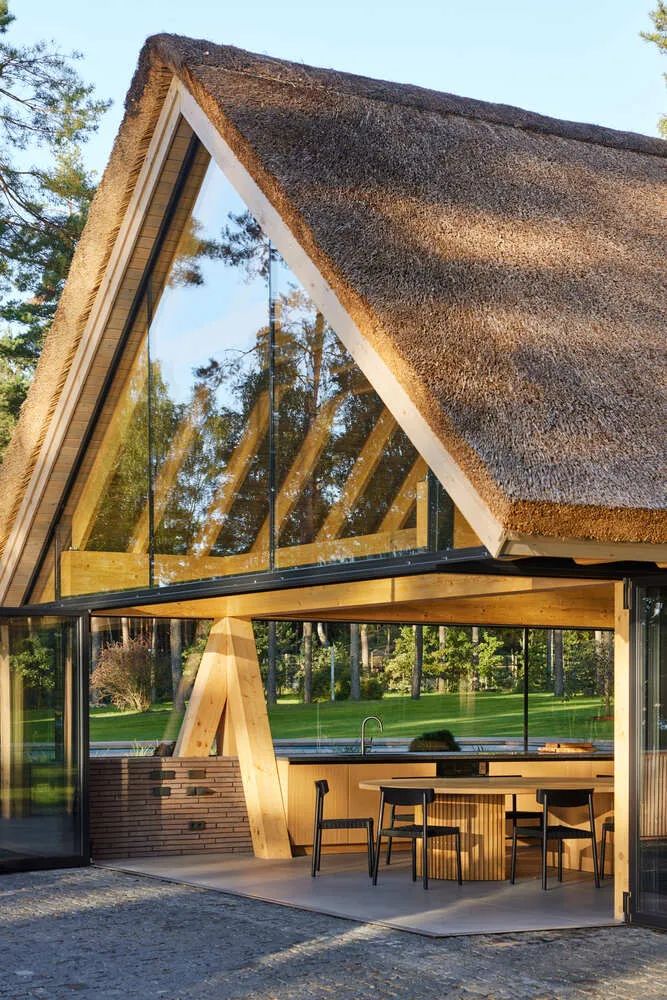 湖边森林中的钢构游泳池房丨立陶宛-28