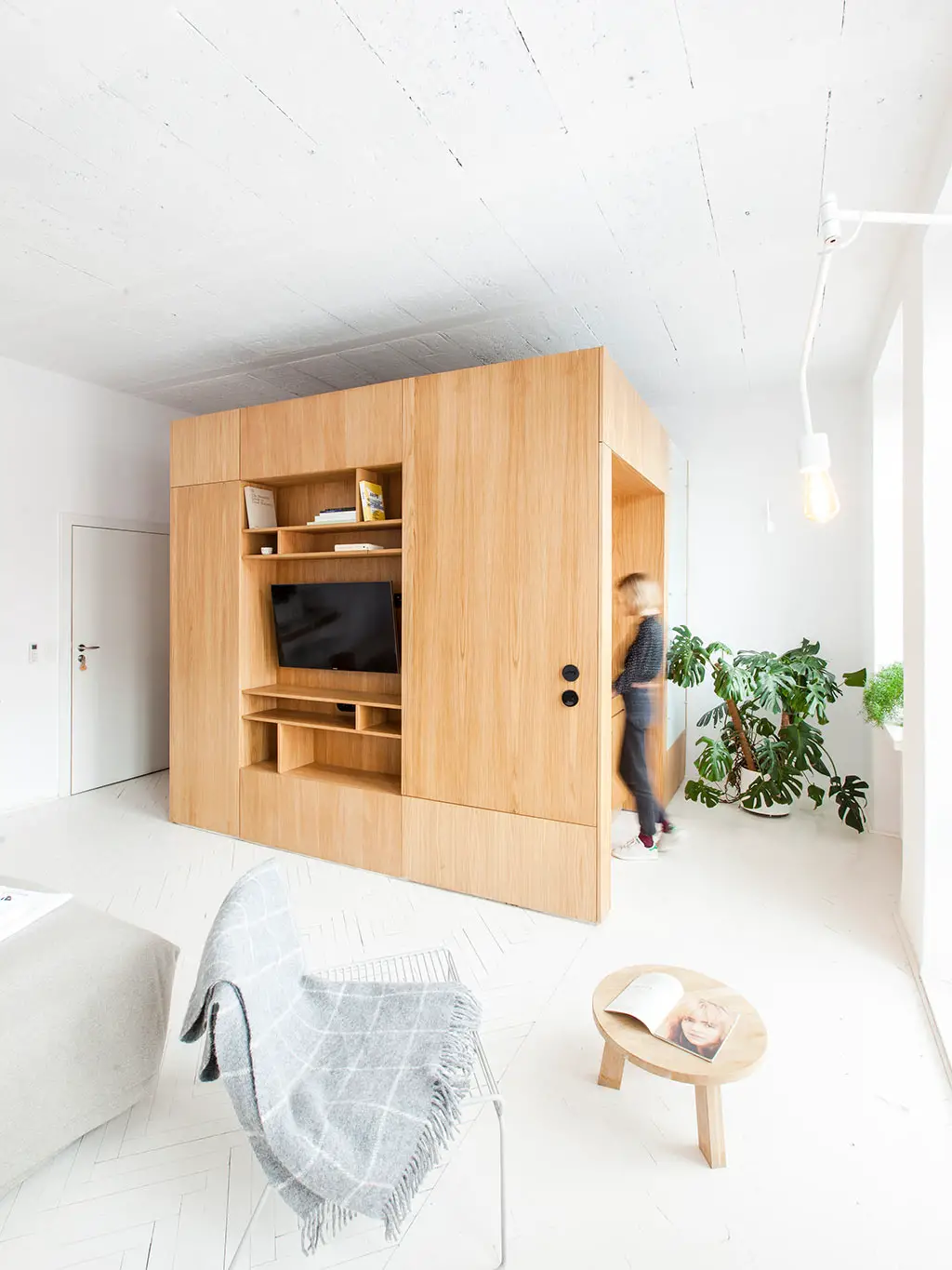 波兰 Lublin 的巧妙设计公寓 | 木质立方体融合多功能空间-3