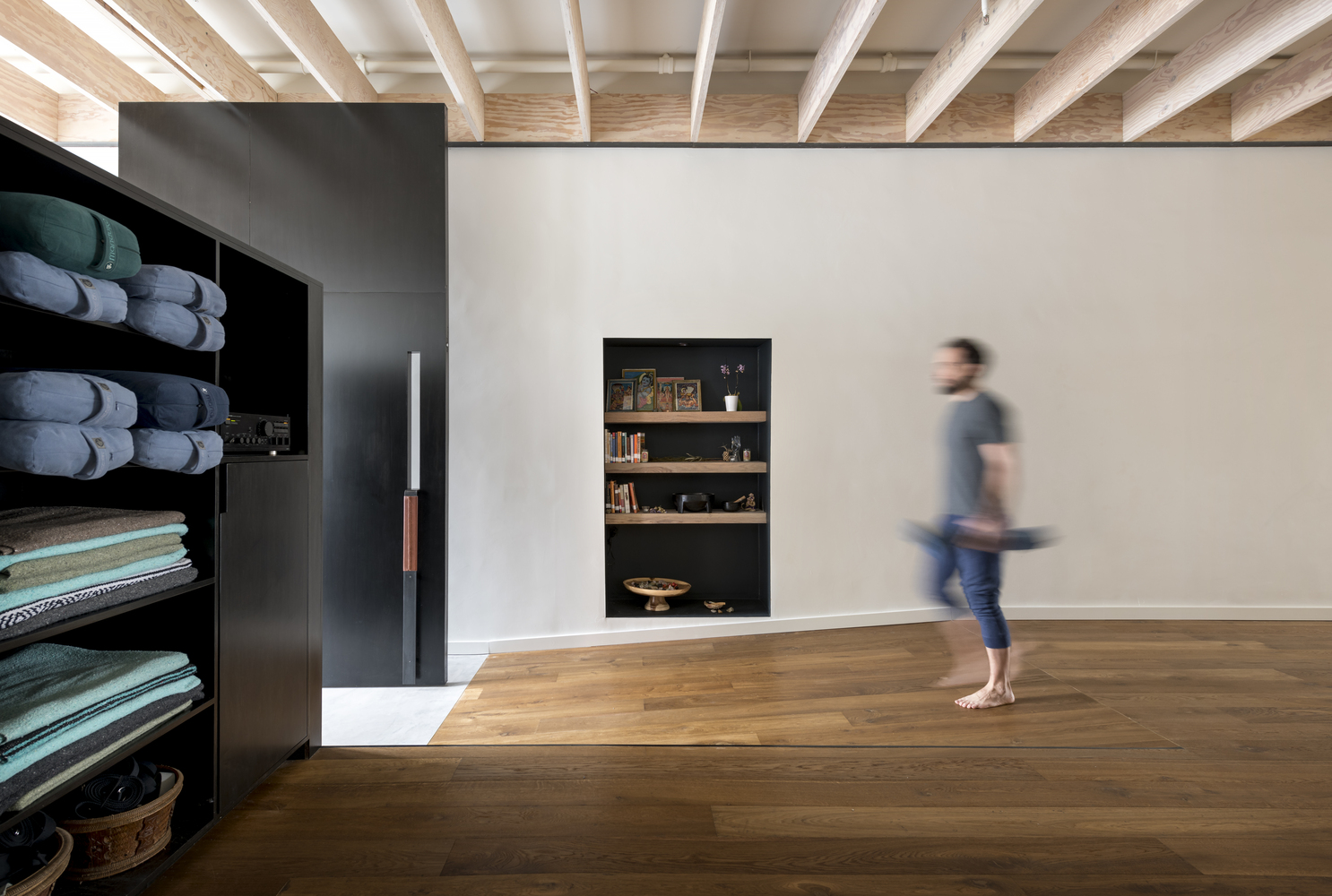 翻修后的瑜伽空间,熟悉的美学与创新设计的完美结合-15