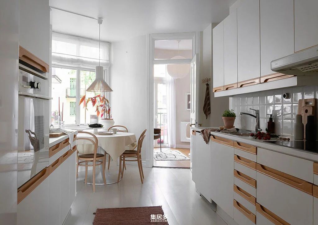 哥德堡明亮斯堪的纳维亚公寓的彩色画廊墙设计-19