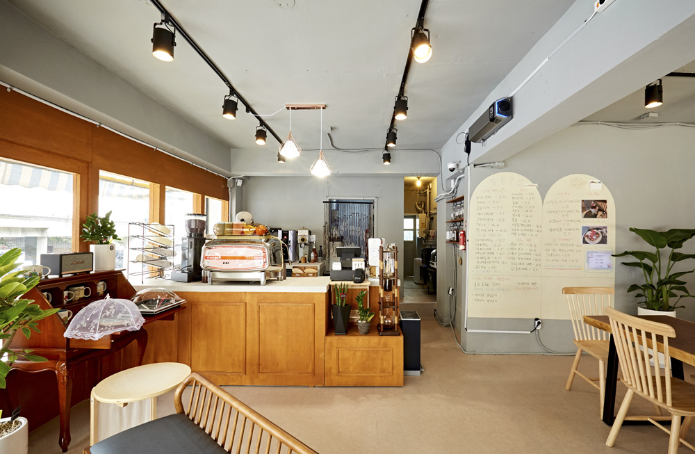 白色梦幻咖啡厅 | 小巧精致的艺术空间-3