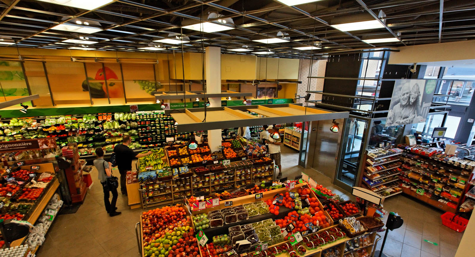 Cartier street Metro store-4