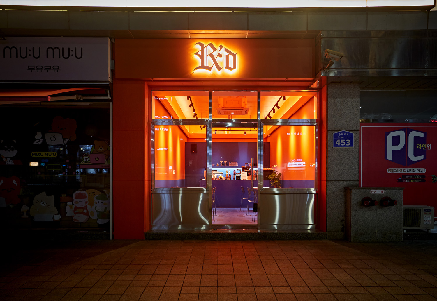 色彩斑斓的咖啡厅 | 迷你咖啡馆的室内设计魅力-2