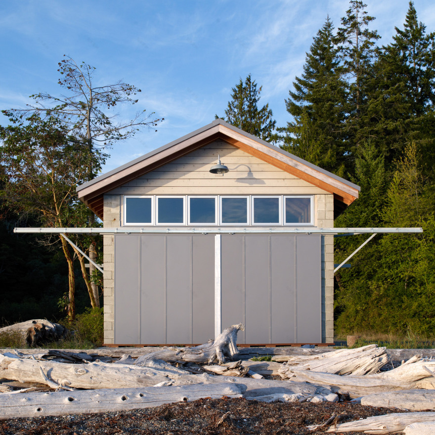 Washington boathouse by Hoedemaker Pfeiffer offers coastal views-0