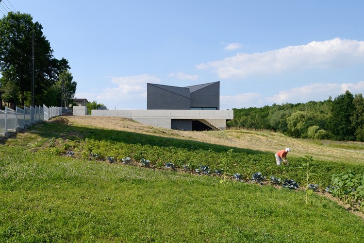 波兰 Krostoszowice 村庄的倾斜屋顶家园-37