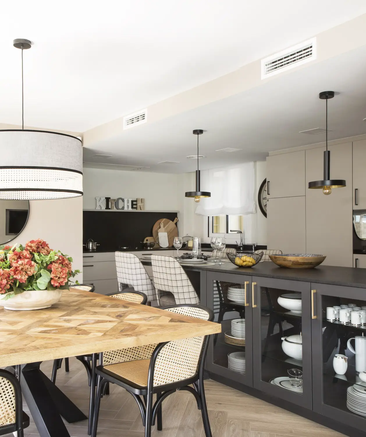 黑沙风格装点巴塞罗那家庭公寓-4