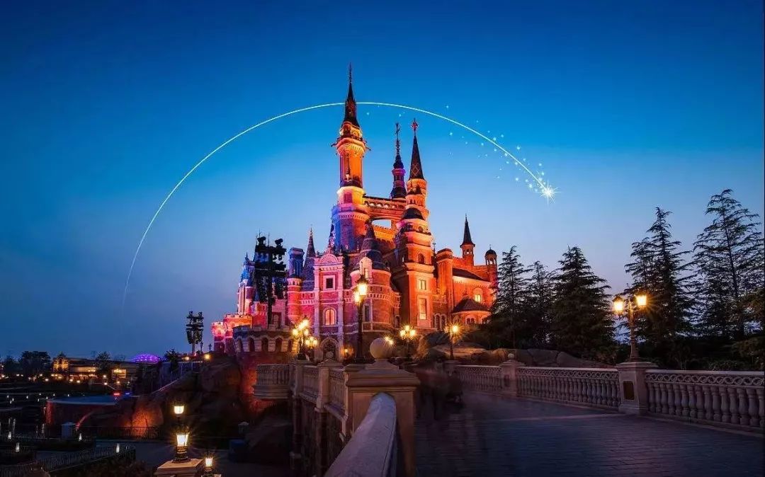 《上海迪士尼·明日世界》 | 圆滚滚的米老鼠,尖端设计的奇幻城堡-0