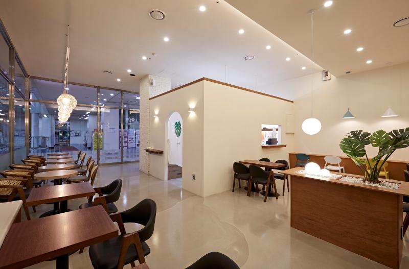 极简 25 平米咖啡馆设计，打造温馨原木空间-2