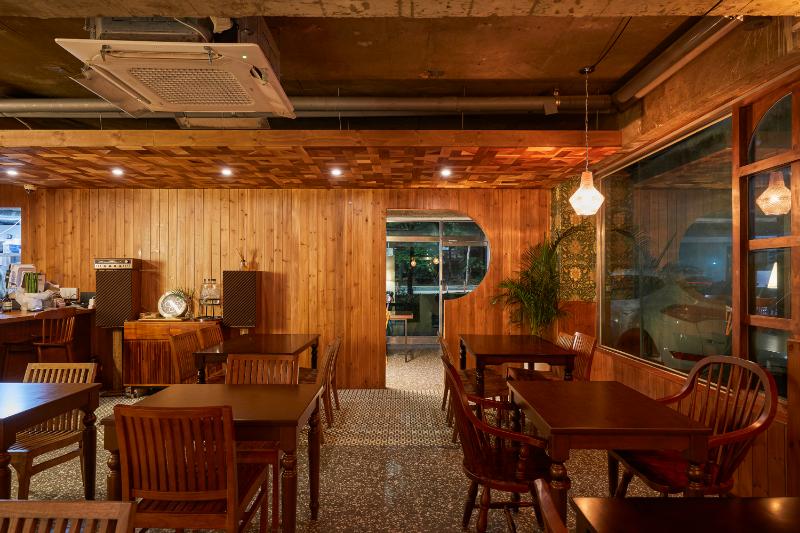 30 平米美食小店，木质元素营造温馨复古风-9