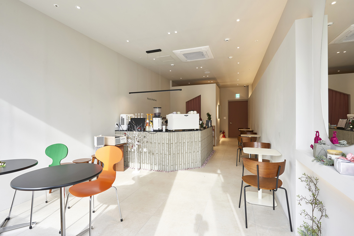 白色极简设计的 12 平小户型咖啡厅-3