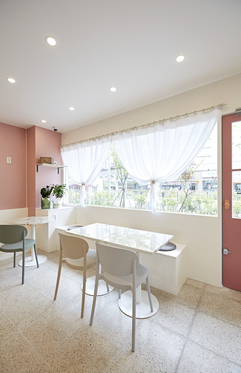 粉色点睛，十平米咖啡小店萌趣空间-13