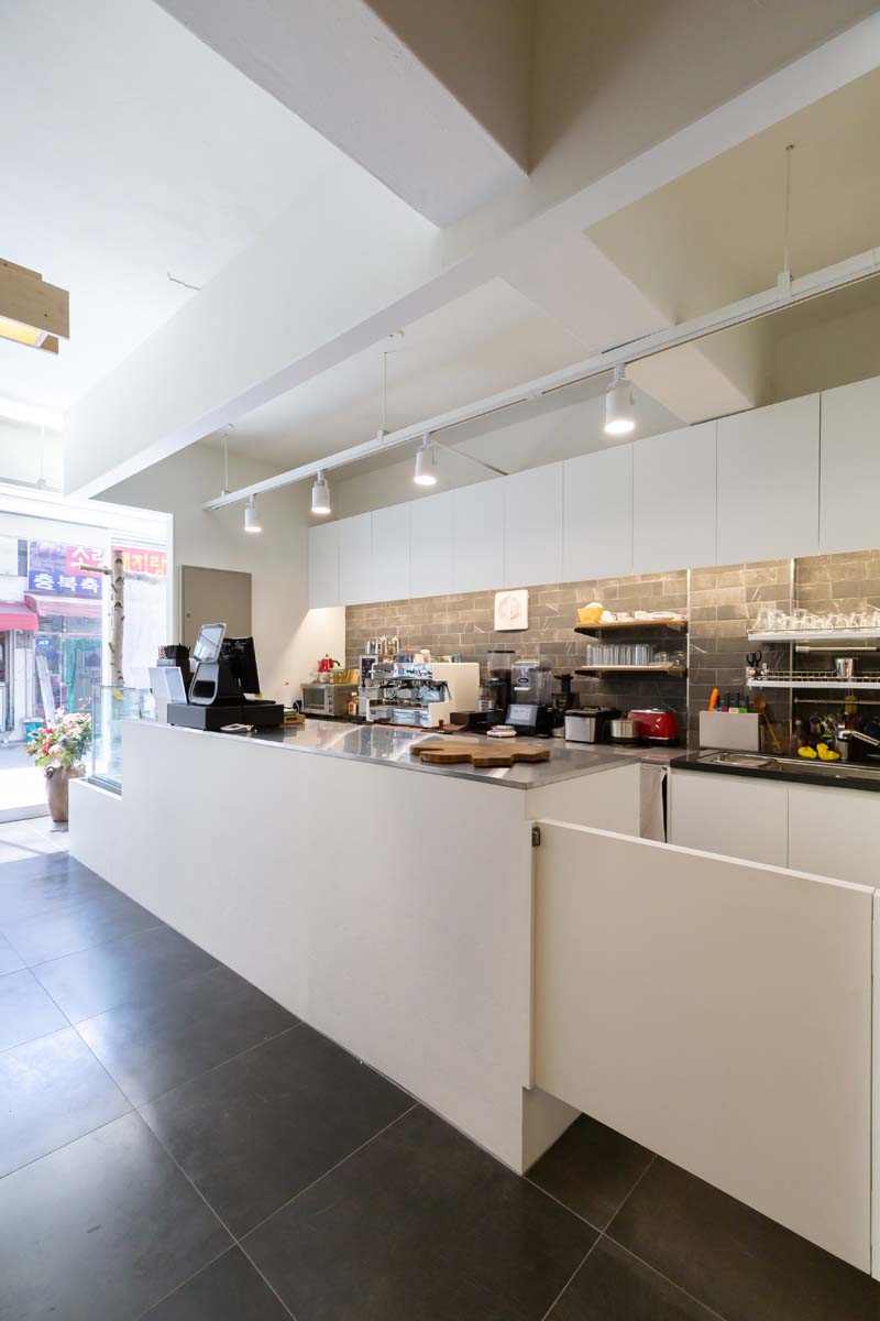 18 平小空间，化繁为简的白色木质咖啡馆设计-2