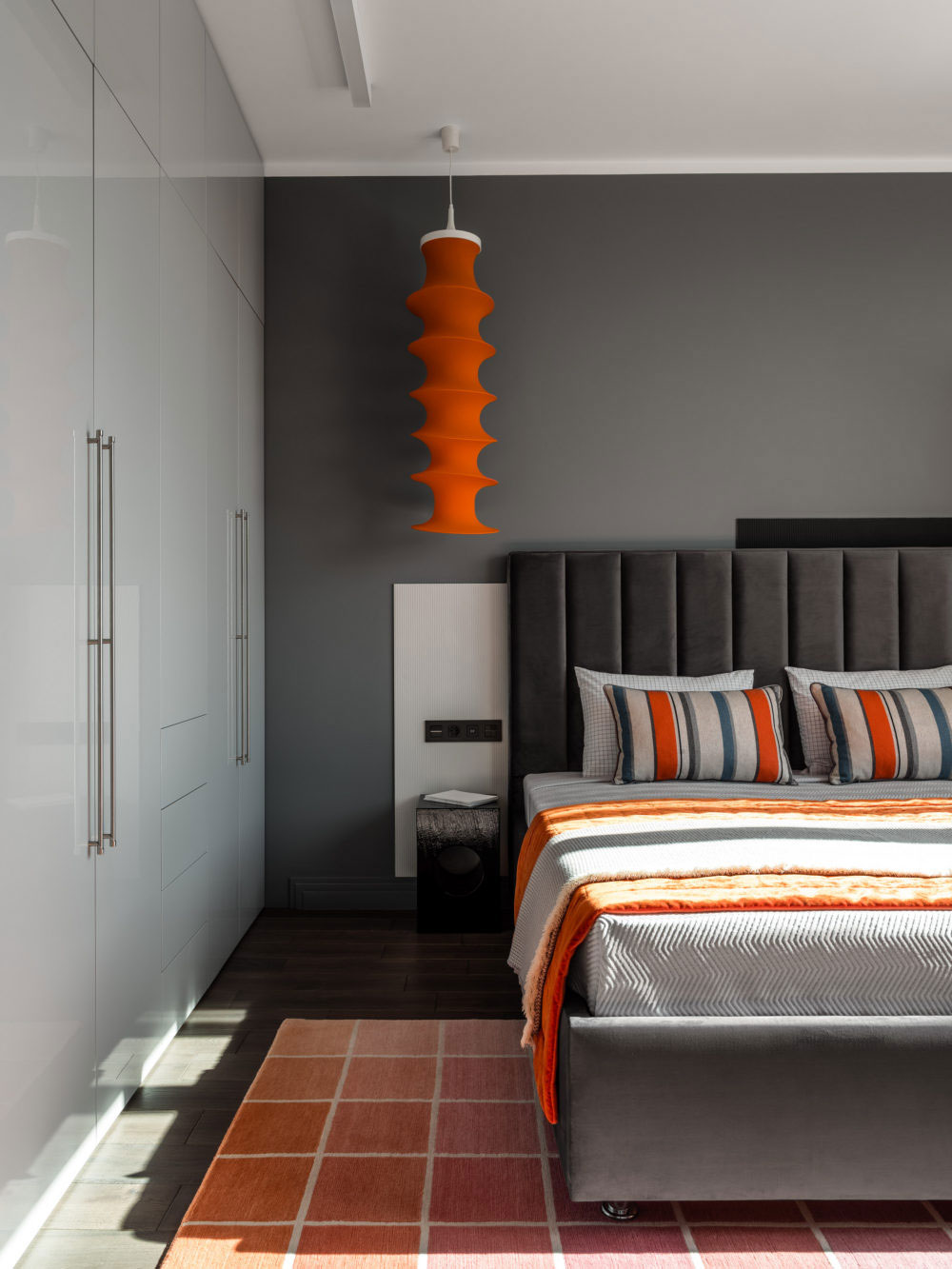 莫斯科 80 平米简约现代公寓，色彩点缀打破灰色空间-5